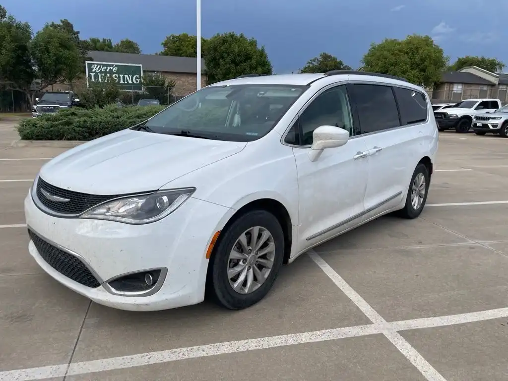 2017 Chrysler Pacifica Touring L's photo