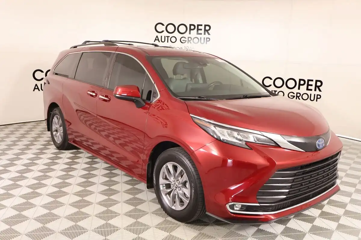 2022 Toyota Sienna XLE 8-Passenger Hybrid FWD's photo