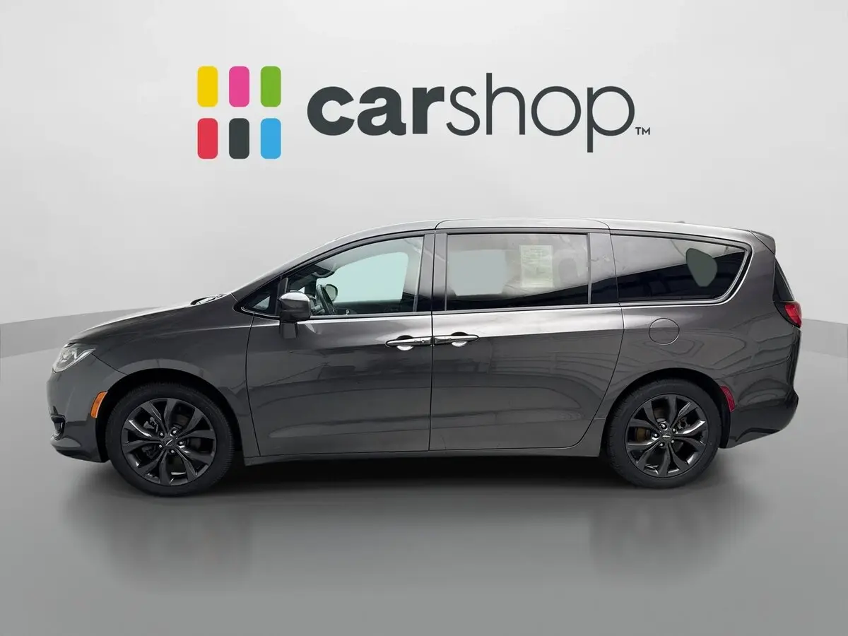2020 Chrysler Pacifica Touring photo 3