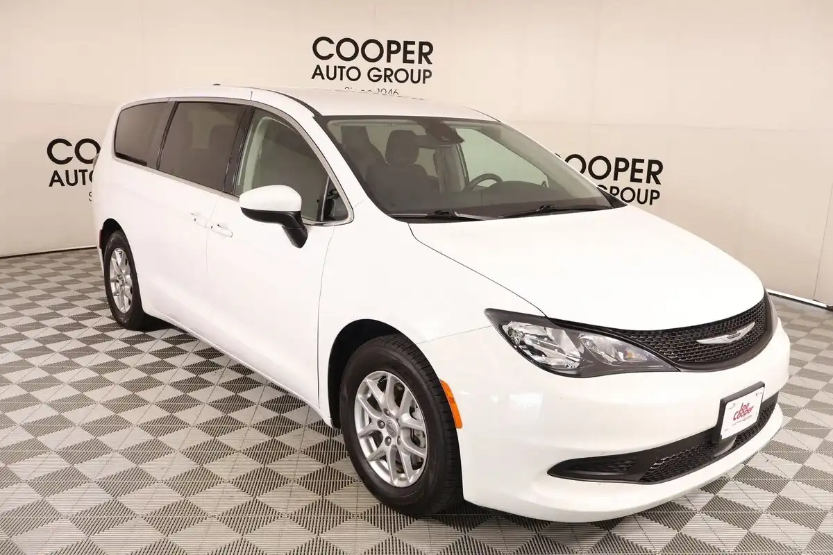2023 Chrysler Voyager LX's photo