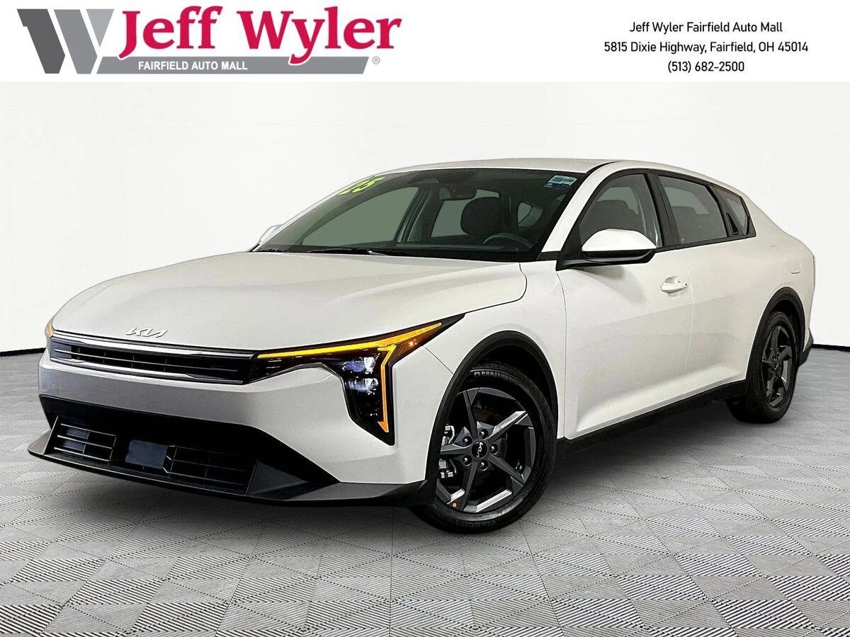 2025 Kia K4 LXS Auto's photo