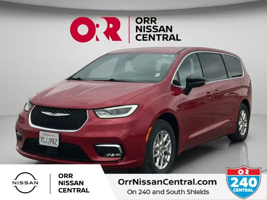 2025 Chrysler Pacifica Select's photo