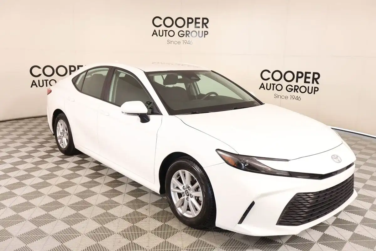 2025 Toyota Camry LE Hybrid's photo