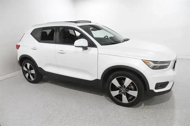 2022 Volvo XC40 T5 Momentum AWD's photo
