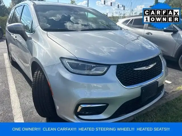 2023 Chrysler Pacifica Touring L's photo