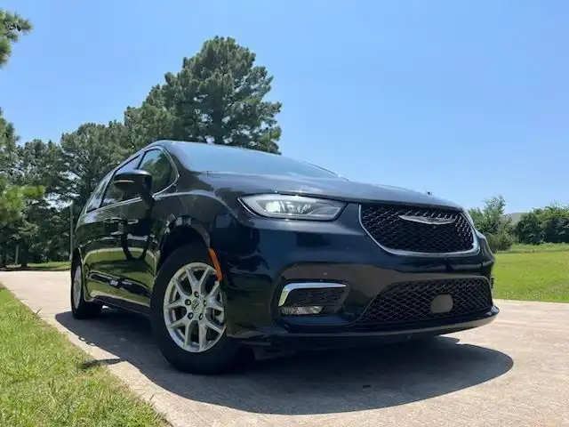 2023 Chrysler Pacifica Touring L's photo