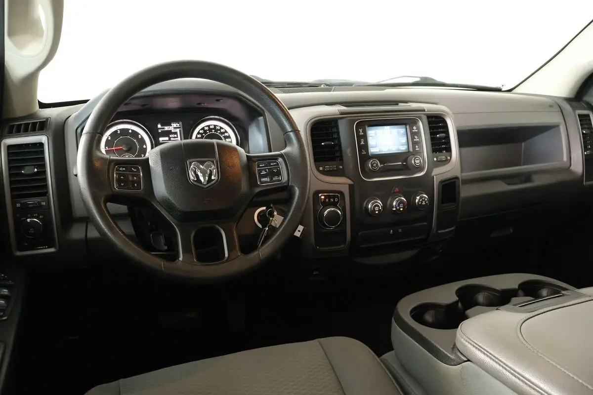 2018 RAM 1500 Express Crew Cab 5'7 photo 3