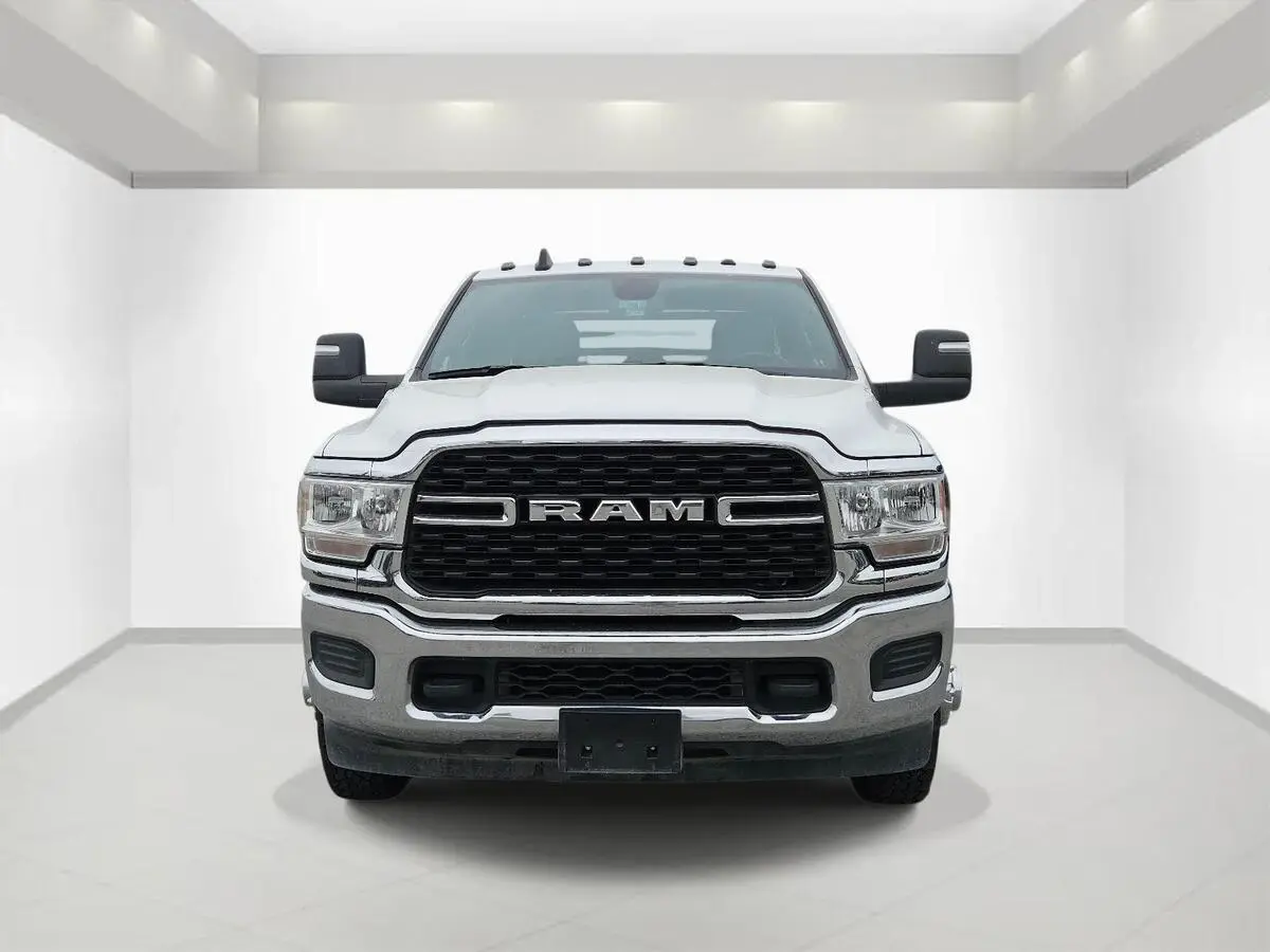 2024 RAM 3500 SLT 4WD Crew Cab photo 3
