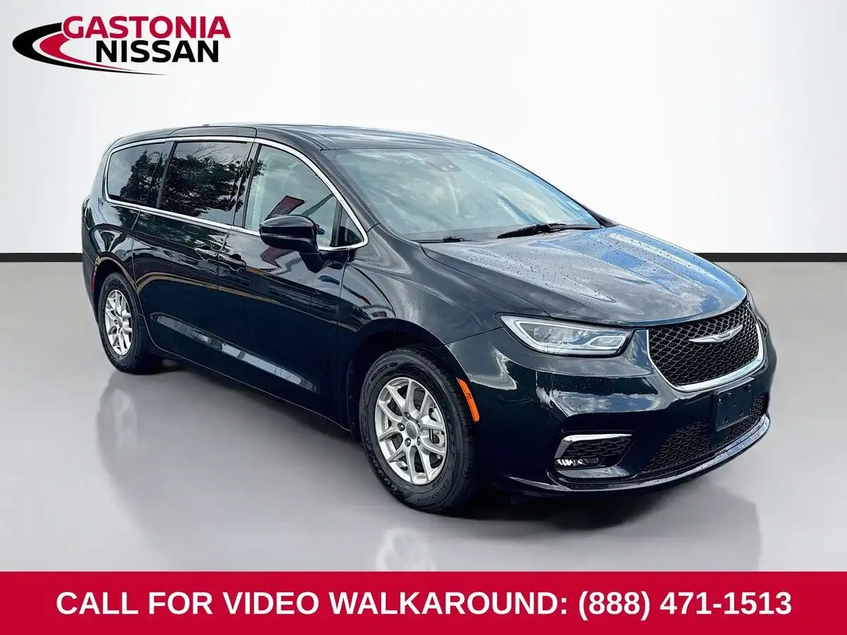 2023 Chrysler Pacifica Touring L's photo