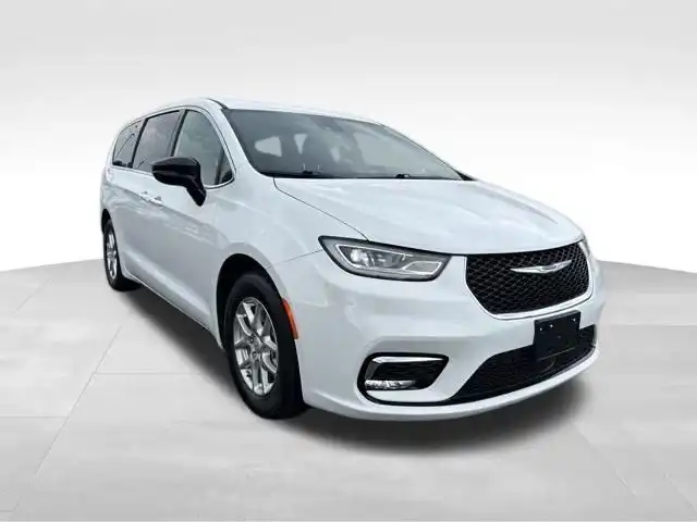 2026 Chrysler Pacifica Select's photo