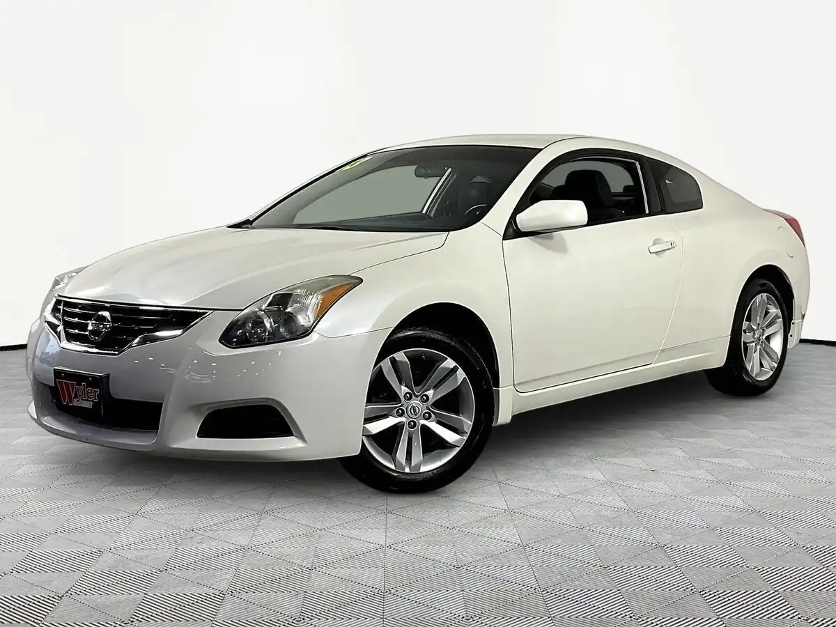 2013 Nissan Altima Coupe 2.5 S CVT's photo