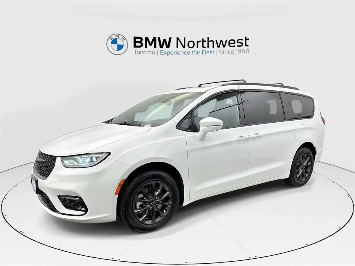 2021 Chrysler Pacifica Touring L's photo