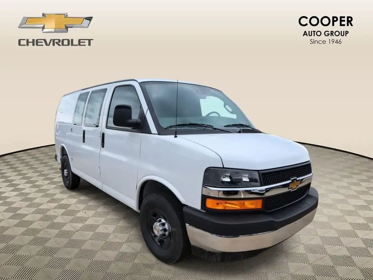 2026 Chevrolet Express 3500 Work Van HD's photo