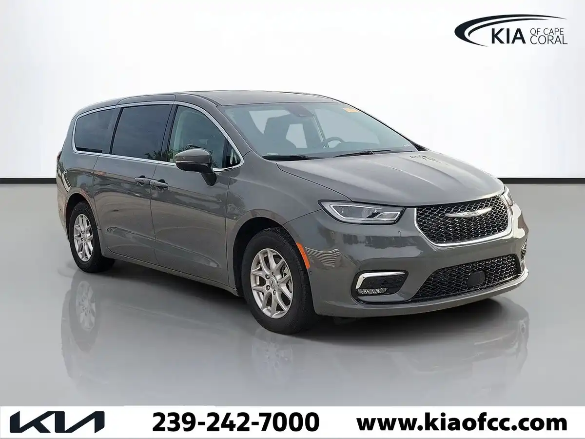 2023 Chrysler Pacifica Touring L's photo