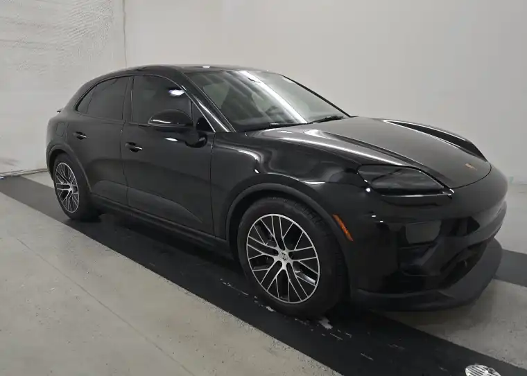 2025 Porsche Macan Macan Electric's photo