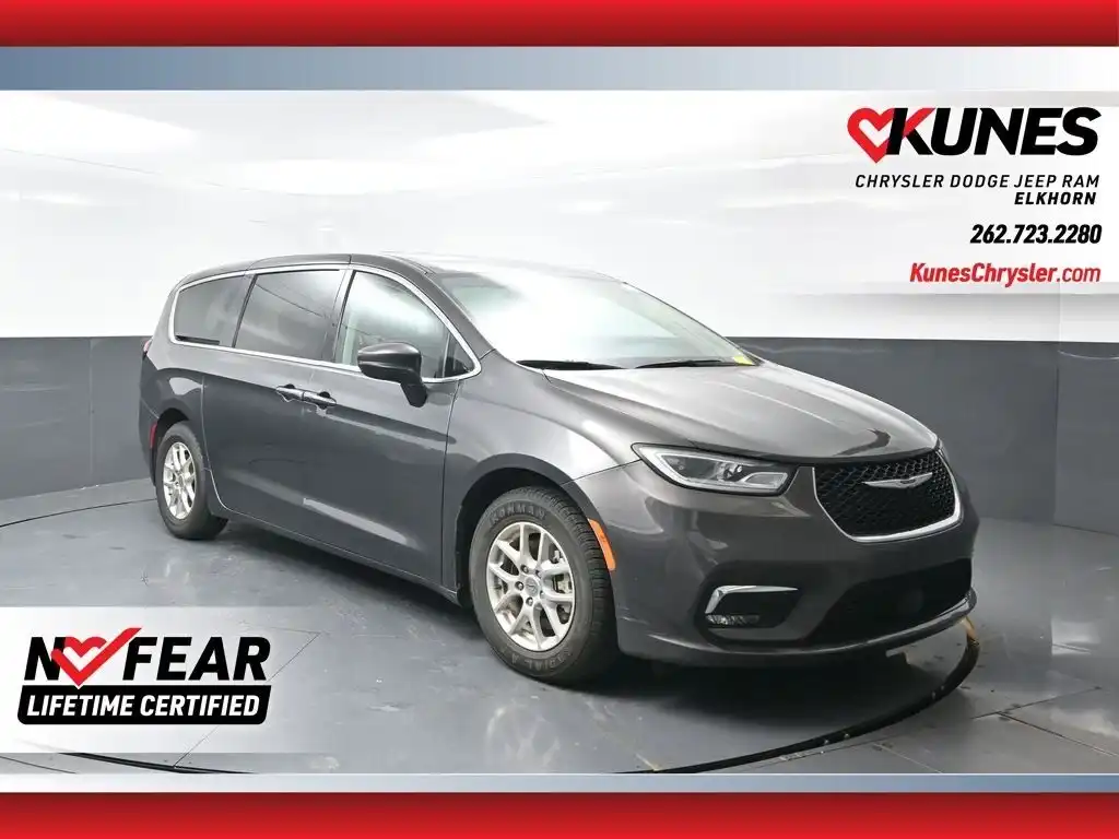 2023 Chrysler Pacifica Touring L's photo