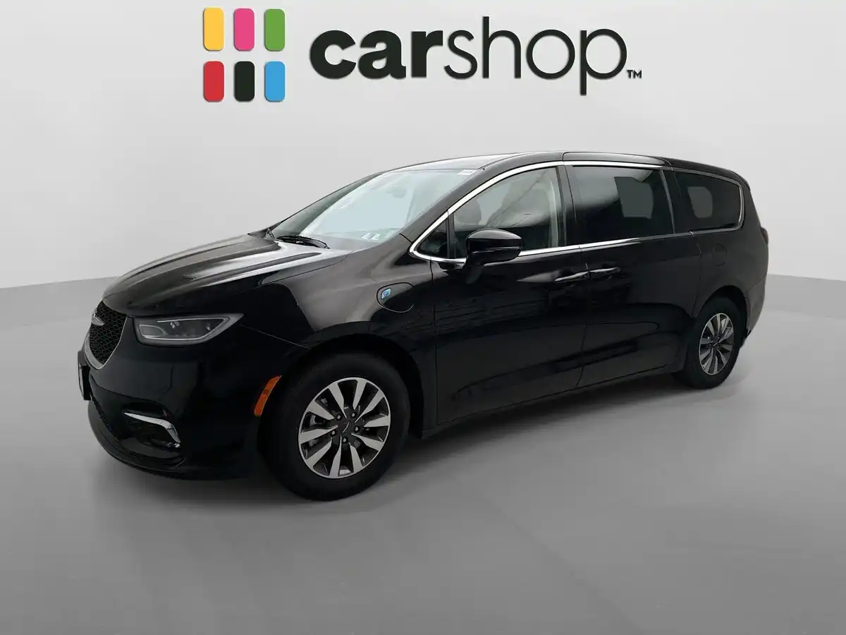 2024 Chrysler Pacifica Hybrid Select PHEV's photo