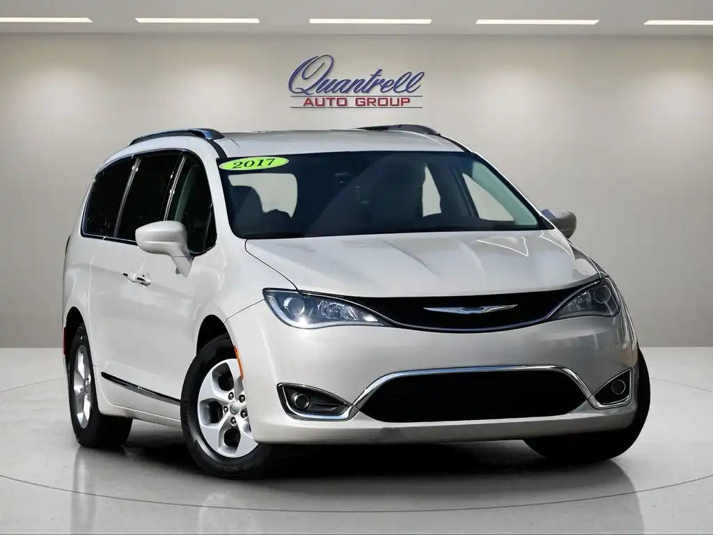 2017 Chrysler Pacifica Touring-L Plus's photo