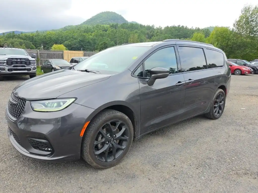 2021 Chrysler Pacifica Touring's photo
