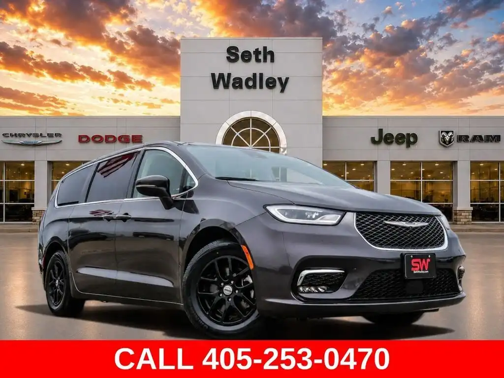 2023 Chrysler Pacifica Touring L's photo