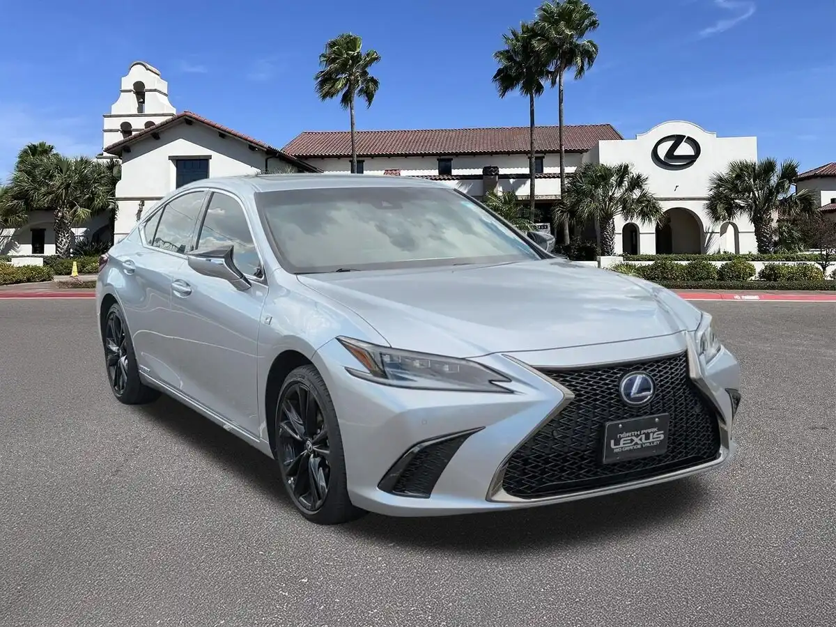 2022 Lexus ES 300h 300h F SPORT's photo