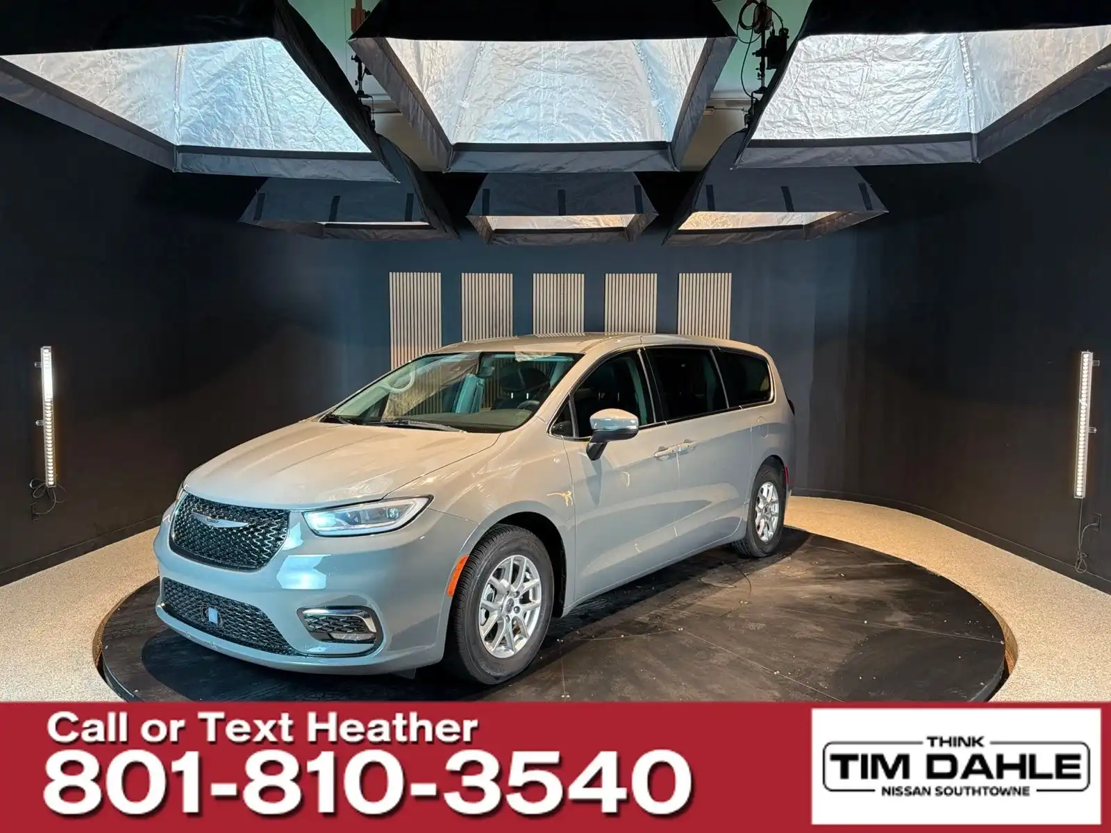 2023 Chrysler Pacifica Touring L's photo