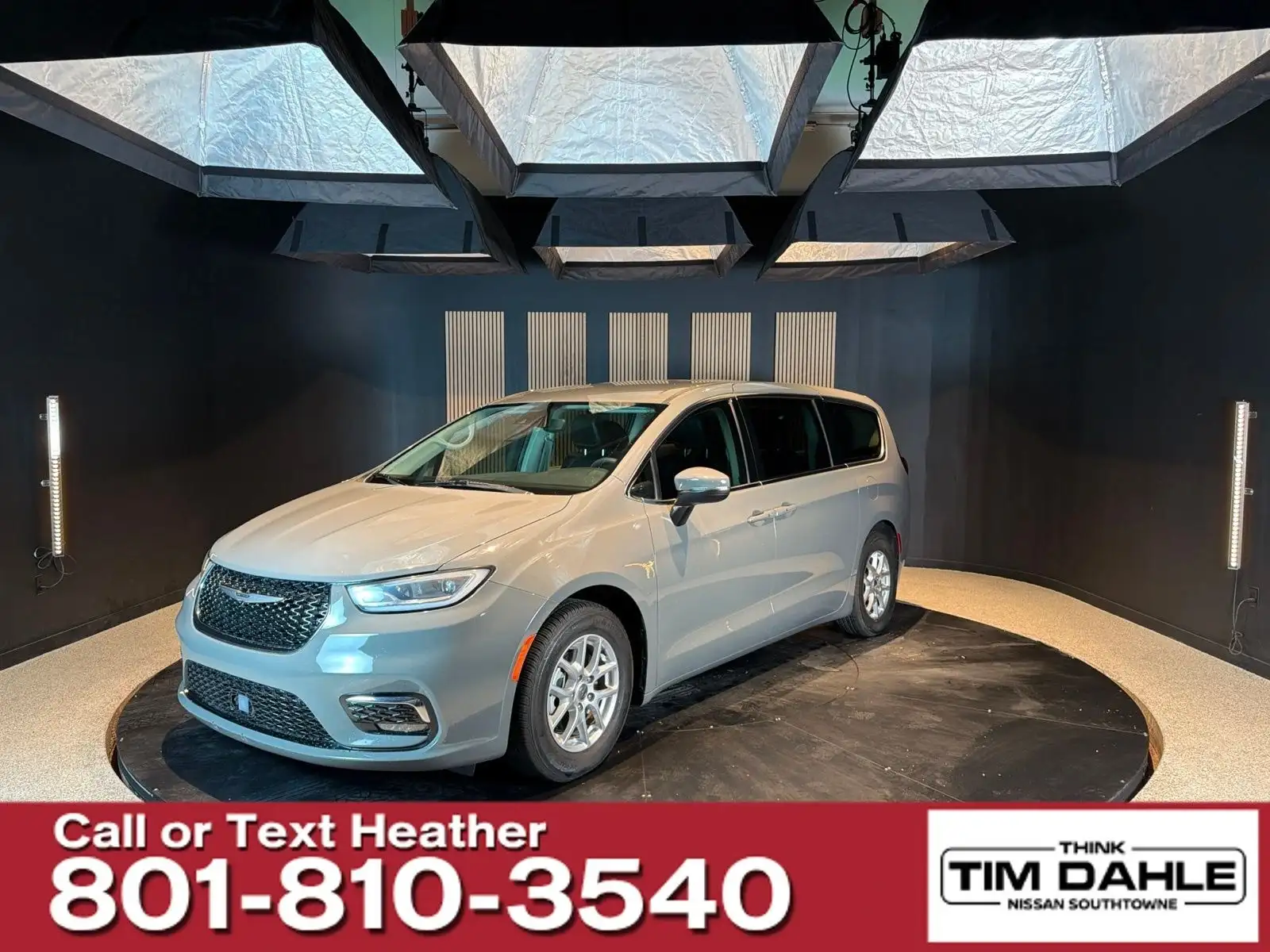 2023 Chrysler Pacifica Touring L's photo