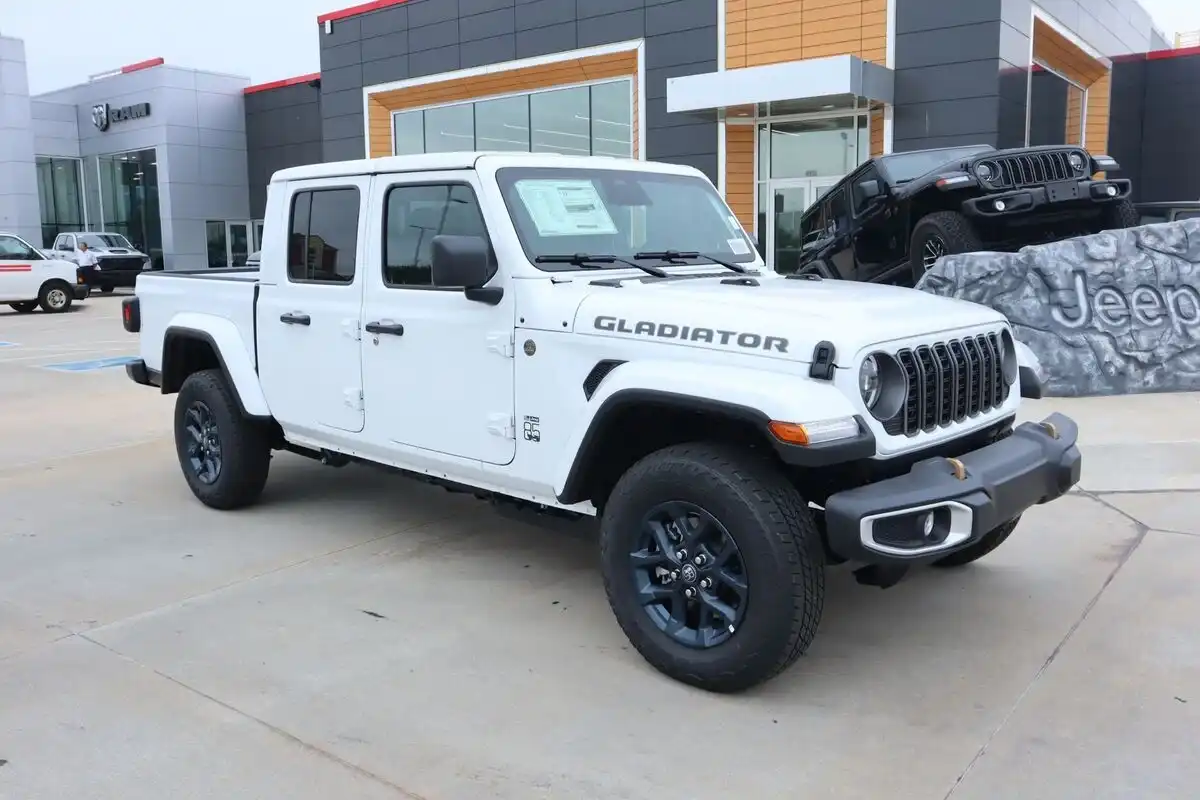 2026 Jeep Gladiator 85th Anniversary Edition Auto's photo