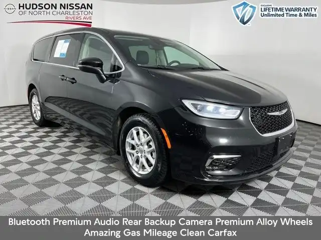 2023 Chrysler Pacifica Touring L's photo