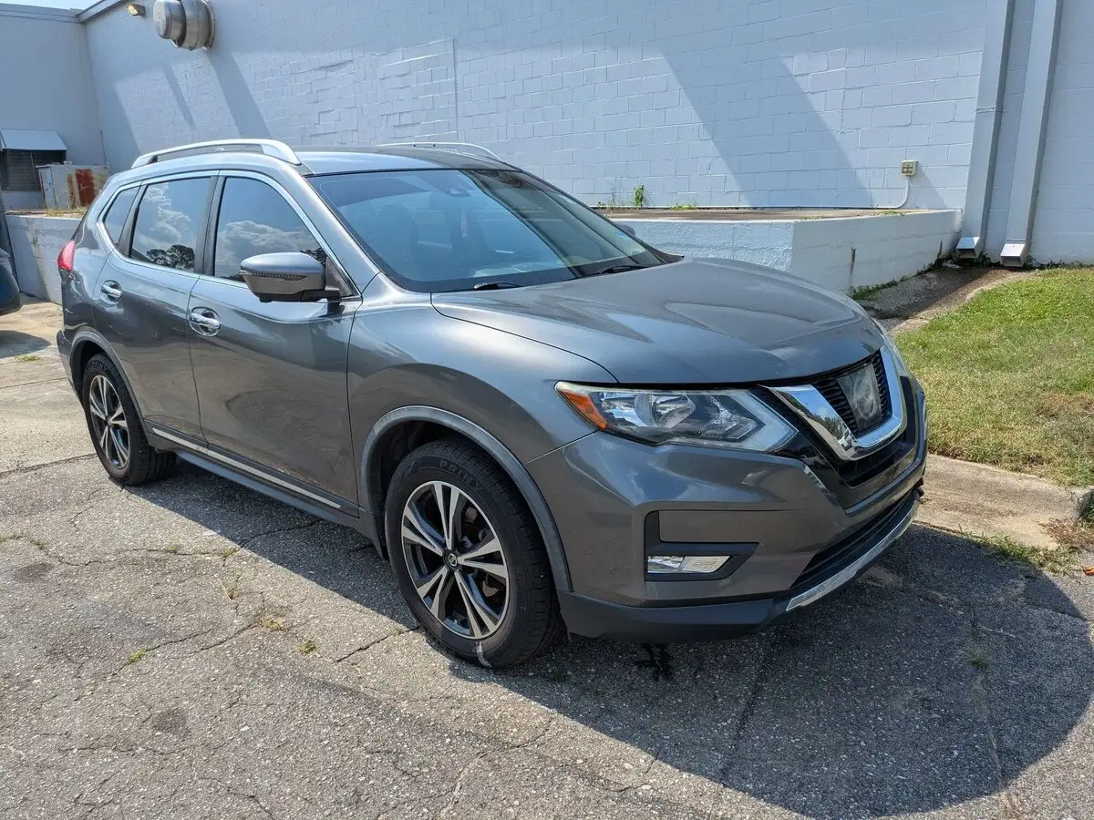 2017 Nissan Rogue SL FWD photo 1