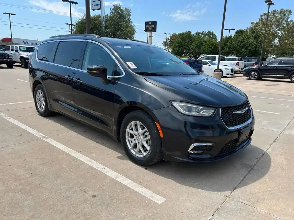 2022 Chrysler Pacifica Touring L's photo