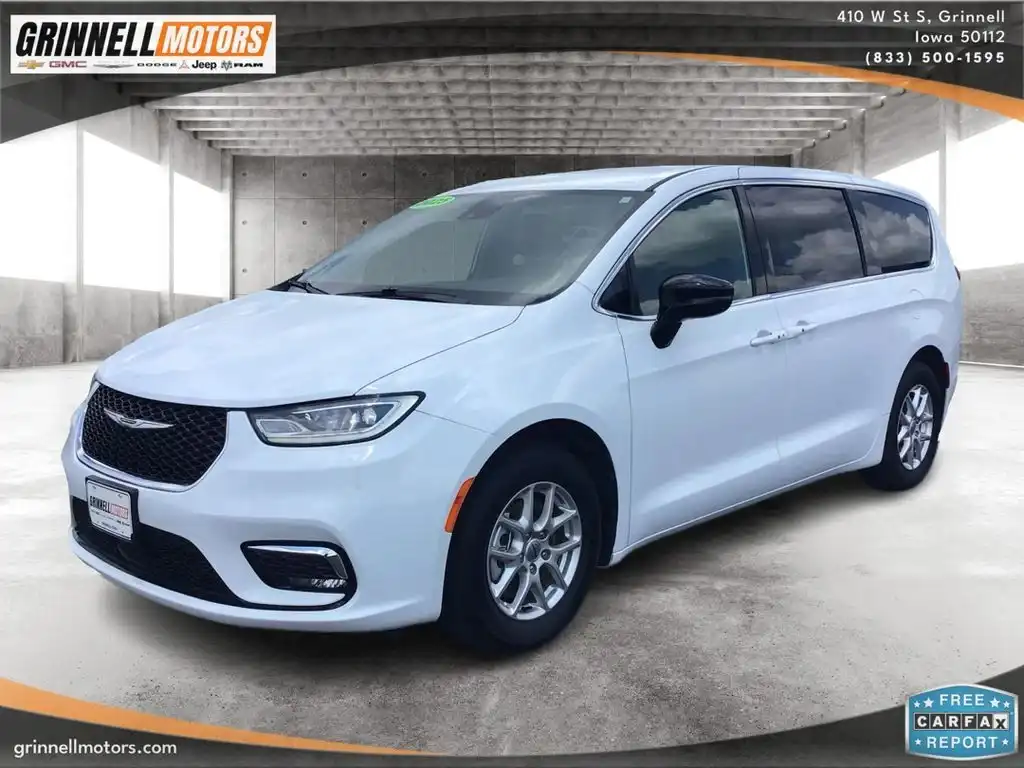 2025 Chrysler Pacifica Select's photo