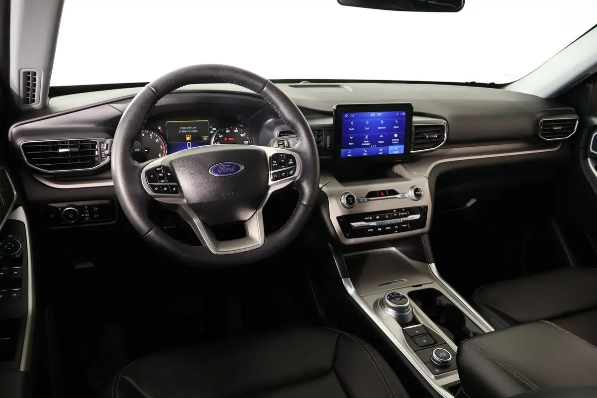 2023 Ford Explorer XLT 4WD photo 3