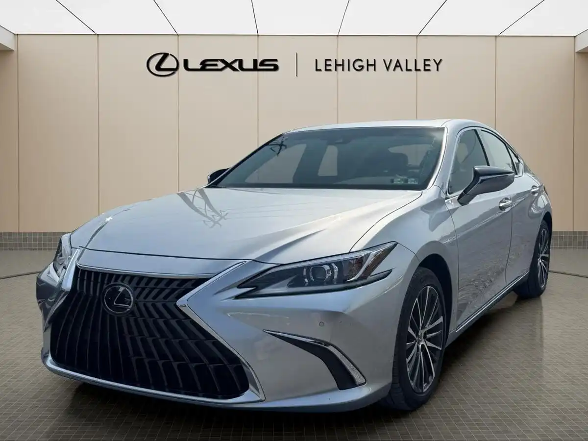 2025 Lexus ES 300h 300h's photo