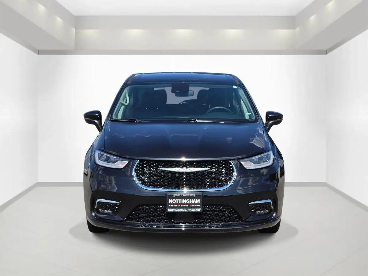 2023 Chrysler Pacifica Touring L photo 3