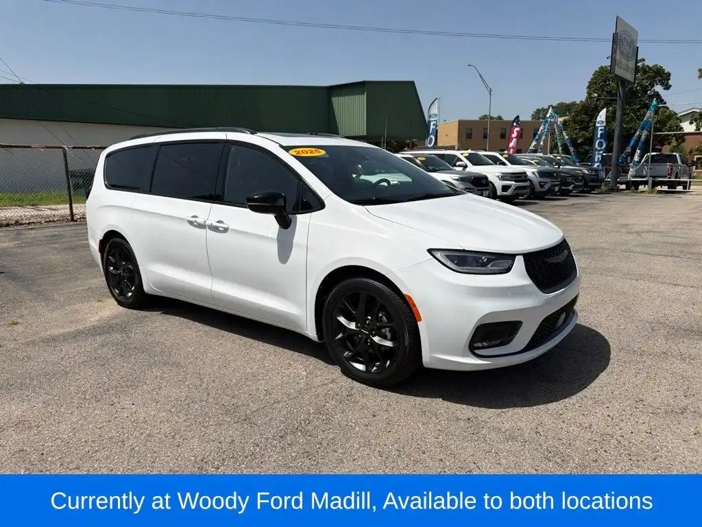 2025 Chrysler Pacifica Limited's photo