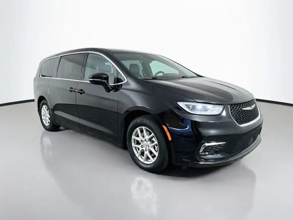 2025 Chrysler Pacifica Select's photo