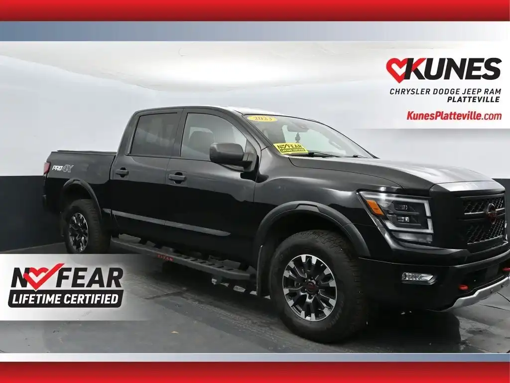 2023 Nissan Titan PRO-4X 4WD Crew Cab's photo