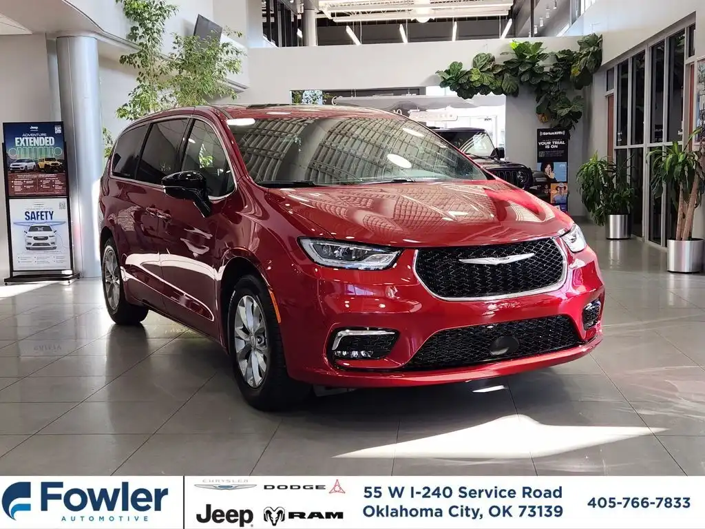 2026 Chrysler Pacifica Limited's photo