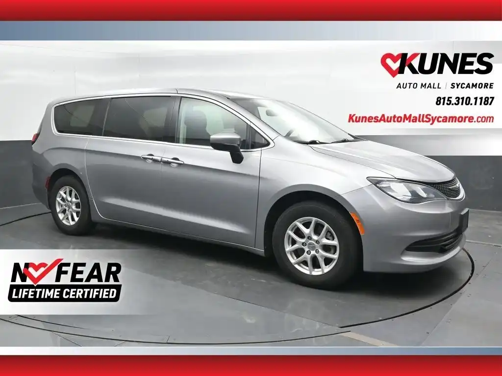 2017 Chrysler Pacifica Touring's photo