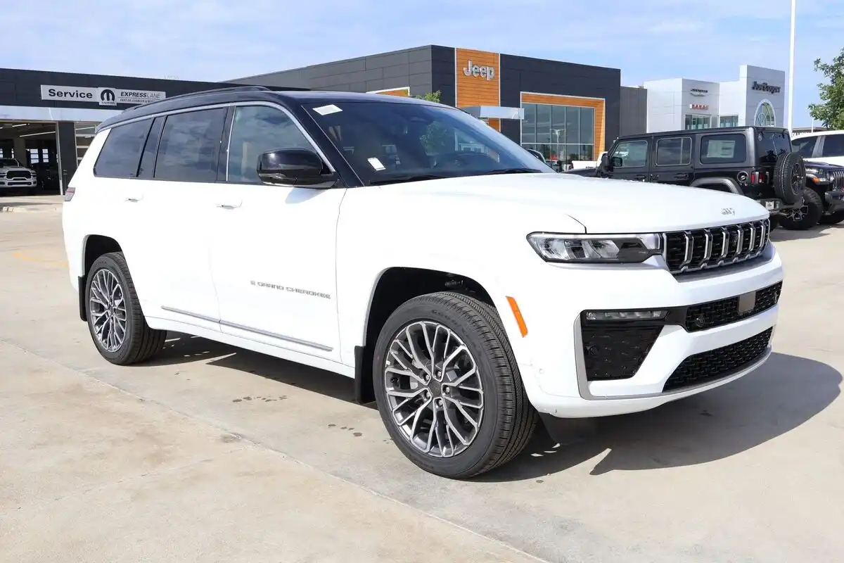 2026 Jeep Grand Cherokee L Summit 4x4's photo