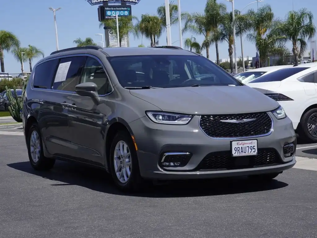 2022 Chrysler Pacifica Touring L's photo