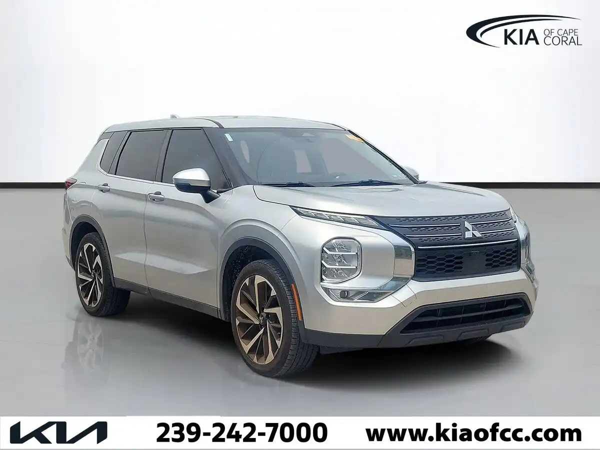 2022 Mitsubishi Outlander ES FWD's photo