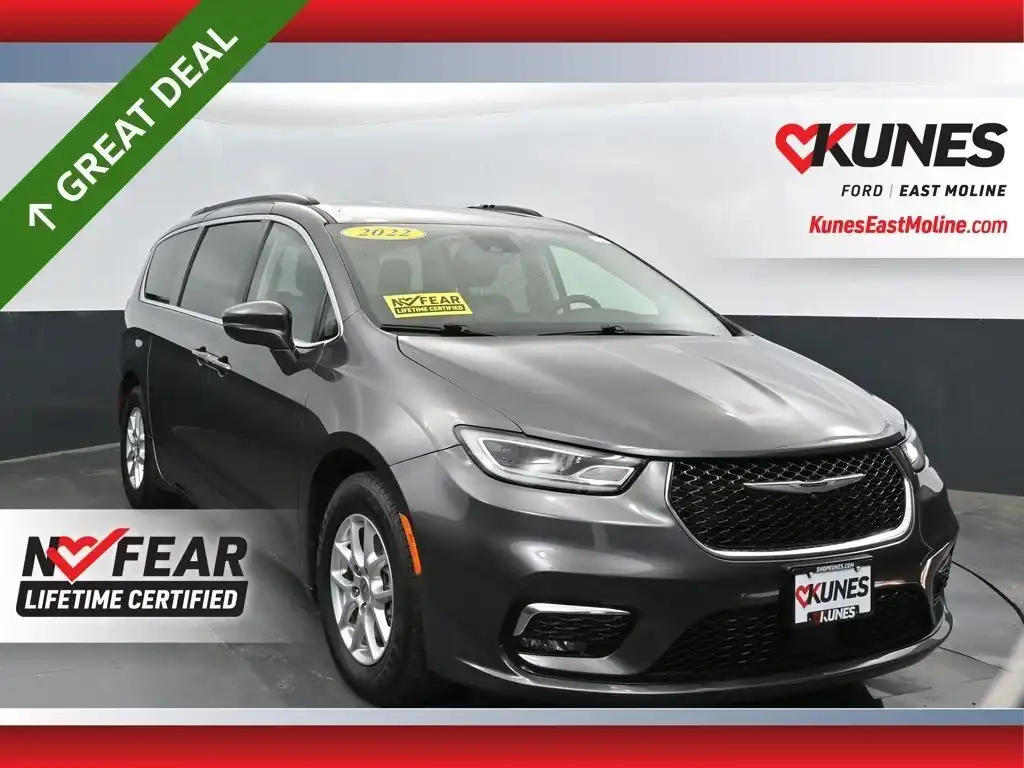 2022 Chrysler Pacifica Touring L's photo