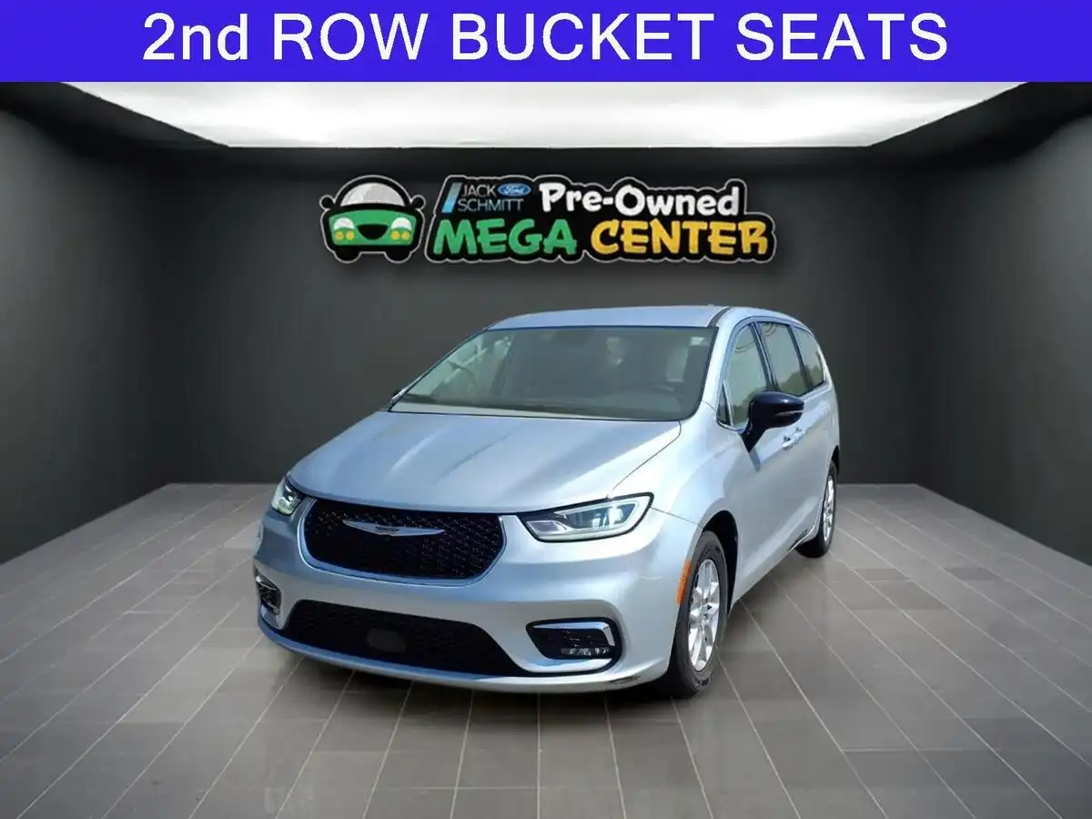 2024 Chrysler Pacifica Touring L's photo