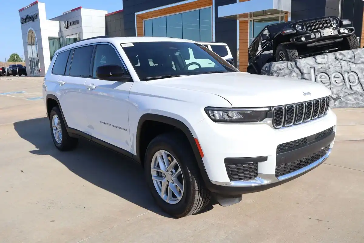 2026 Jeep Grand Cherokee L Laredo X 4x4's photo