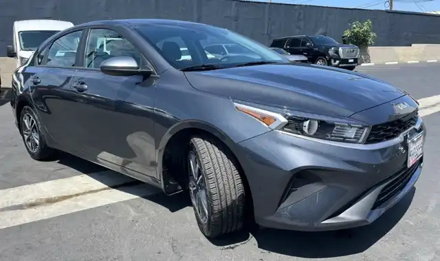 2023 Kia Forte LXS AT's photo