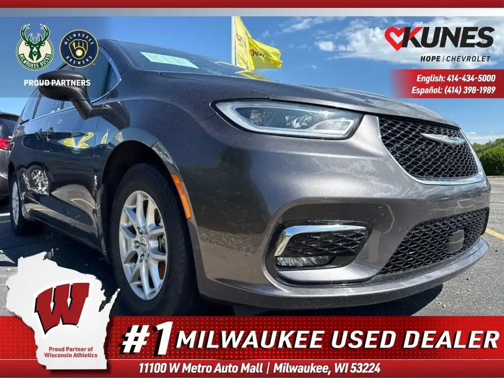 2023 Chrysler Pacifica Touring L's photo