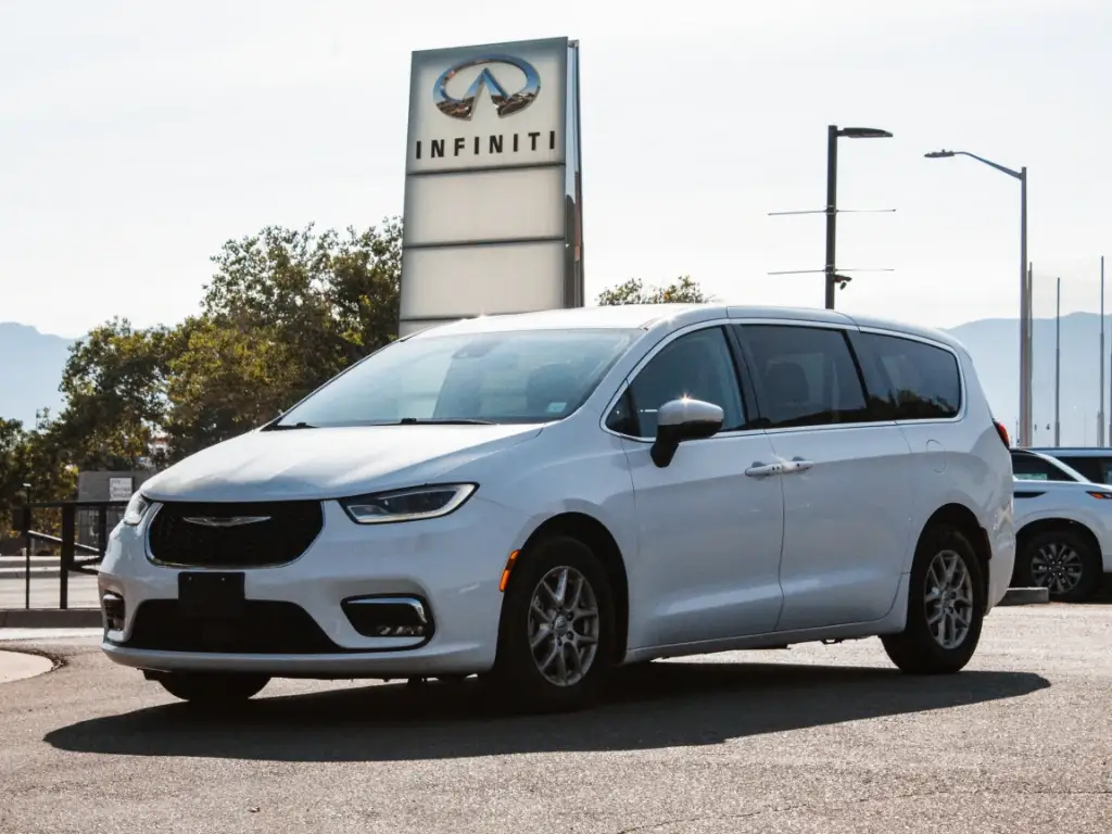 2023 Chrysler Pacifica Touring L photo 1