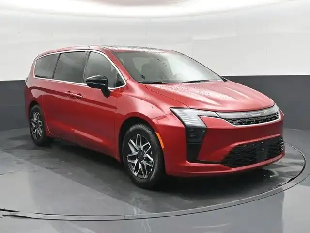 2027 Chrysler Pacifica Limited's photo